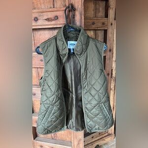 Army Green puffer Vest old navy size M. Excellent condition
